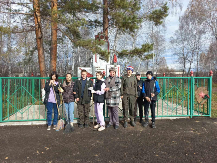 Уборка территории вокруг памятника "Никто не забыт - ни что не забыто".